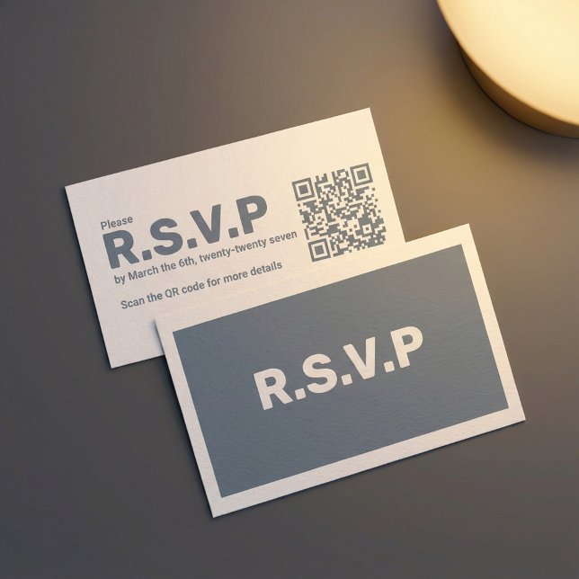 Carte D'accompagnement Mariage de code QR moderne bleu et blanc RSVP (Modern Blue and white RSVP QR Code Wedding Enclosure Card.)