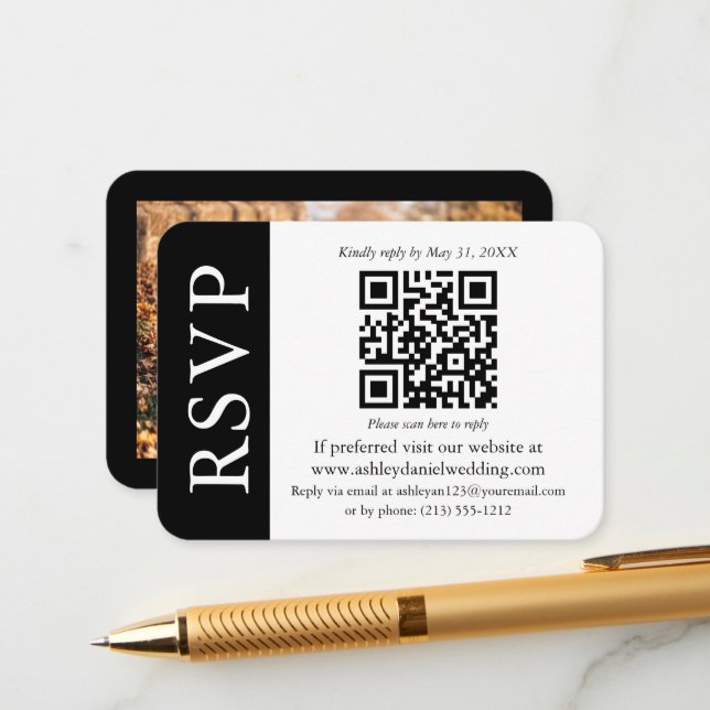 Carte D'accompagnement Mariage moderne QR RSVP photo noir et blanc (Devant/Arrière en situation)