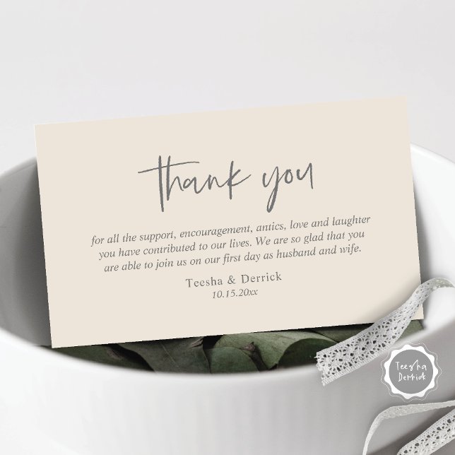 Carte D'accompagnement Merci mariage, boîtier de script simple moderne (Wedding Thank you card, in modern casual script, dark grey and cream design)