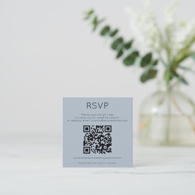 Carte D'accompagnement Minimalist QR Code Dusty Blue Wedding RSVP (Debout devant)
