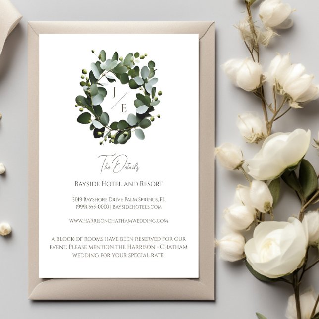 Carte D'accompagnement Monogramme moderne Eucalyptus Mariage de couronne  (White Modern Monogram Eucalyptus Wreath Enclosure Card)