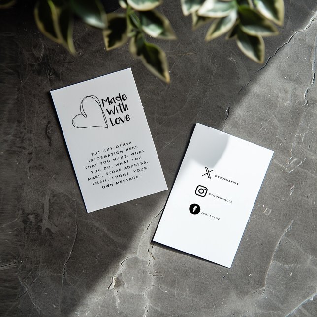 Carte D'accompagnement Noir et blanc fait d'amour, liens sociaux de coeur (Front and back of "Made with love" insert card with heart, message and social media details)