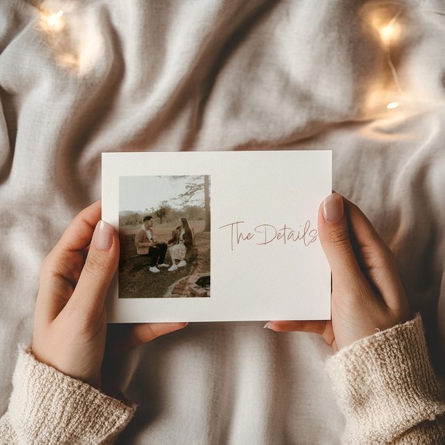 Carte D'accompagnement Photo contemporaine La Fiche Détails Boîtier (Photo wedding details card with modern script and classic information layout.)