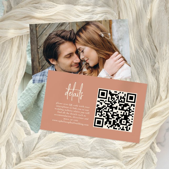 Carte D'accompagnement Photo Script Terracotta QR Code Détails du Mariage (Front and back view)