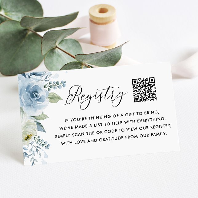 Carte D'accompagnement Registre de code QR bébé Fleurs Bleues et Blanches (Botanical baby shower QR code registry card featuring watercolor blue and white flowers.)
