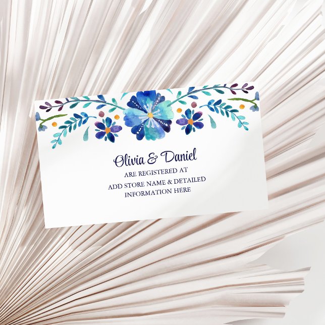 Carte D'accompagnement Registre des Mariages de fleur bleu et blanc (Blue and White Flower Fiesta Wedding Registry Enclosure Card on a sunny white dry palm leaf.)