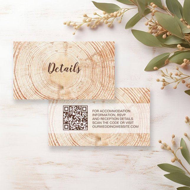 Carte D'accompagnement Russe Mariage Wood Grain Détails QR code personnal (Details enclosure card with wedding website QR code, wood texture background.)