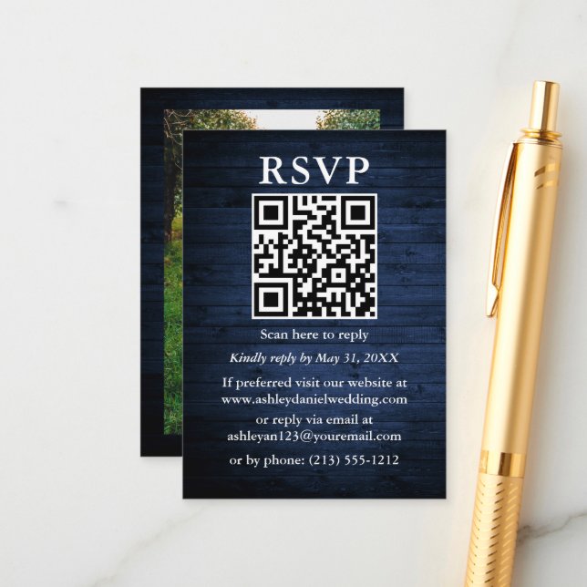 Carte D'accompagnement Rustic Blue Wood Photo QR Wedding RSVP (Devant/Arrière en situation)