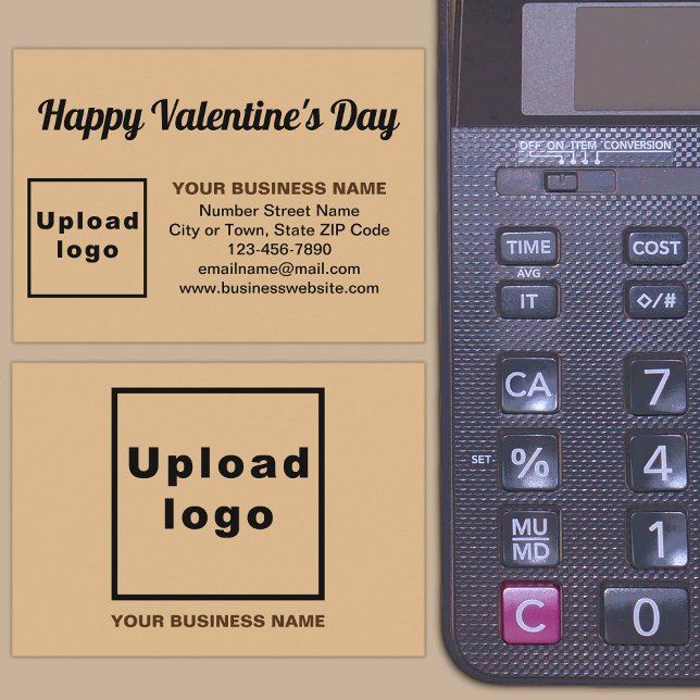 Carte D'accompagnement Salutation de Saint-Valentin pour la lumière Brown (Front and back sides of business Valentine light brown enclosure card on store desk.)