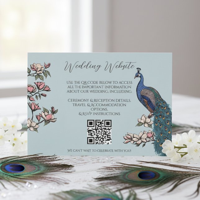 Carte D'accompagnement Site internet d'oiseaux modernes Code QR (Chic Blue Floral Peacock Wedding Website Enclosure Cards. Elegant Bird, Magnolia Flowers, QR Code)