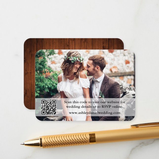 Carte D'accompagnement Site Web Rustic Wood Mariage QR Overlay Photo (Devant/Arrière en situation)