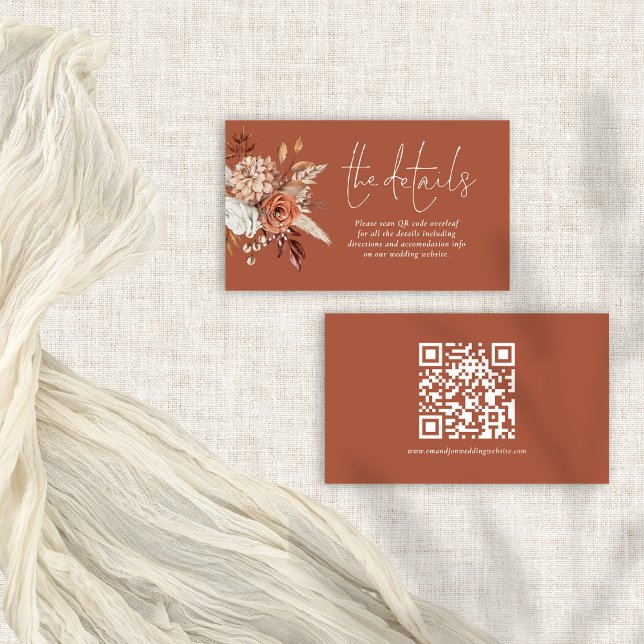 Carte D'accompagnement Terracotta Florals QR Code Rust Détails du Mariage (Front and back view)