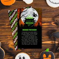 Un bébé brasse le livre de Baby shower d'Halloween