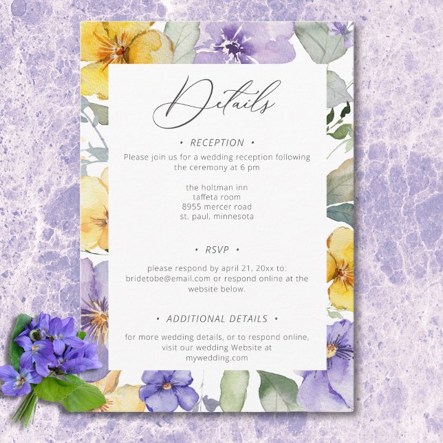Carte D'accompagnement Violets violets et jaunes modernes Mariage floral (Modern Purple & Yellow Violets Floral Wedding Enclosure Card)