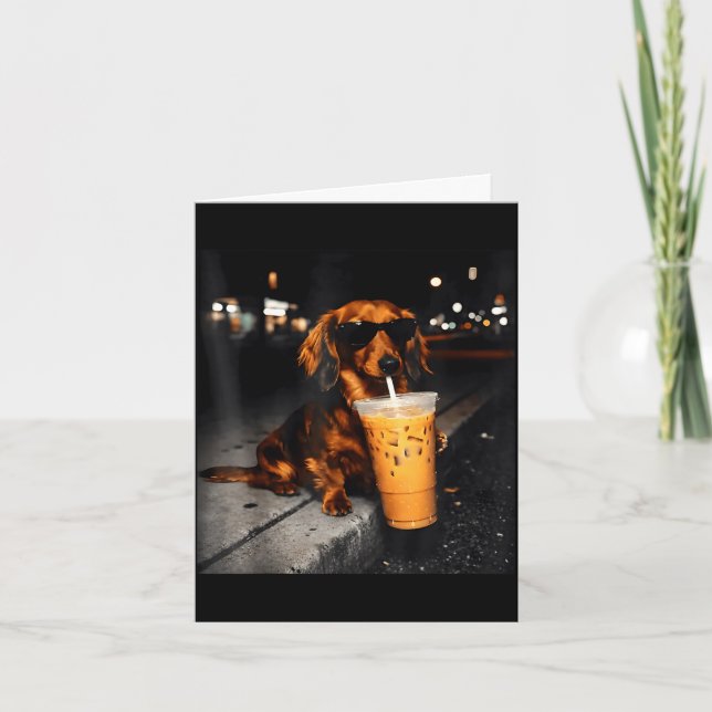 Carte Dachshund drôle buvant du café glacé mème de chien (Devant)