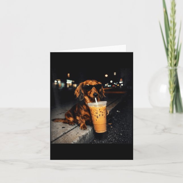 Carte Dachshund drôle qui boit du café glacé Mème de chi (Devant)