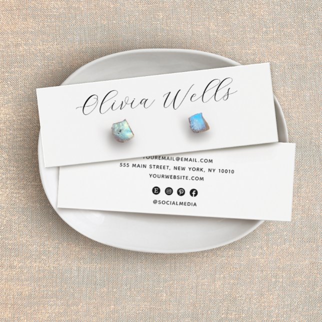Carte d'affichage de la bijouterie de signature Sc (small stud earring display card with simple script typography and social media networking
 icons )