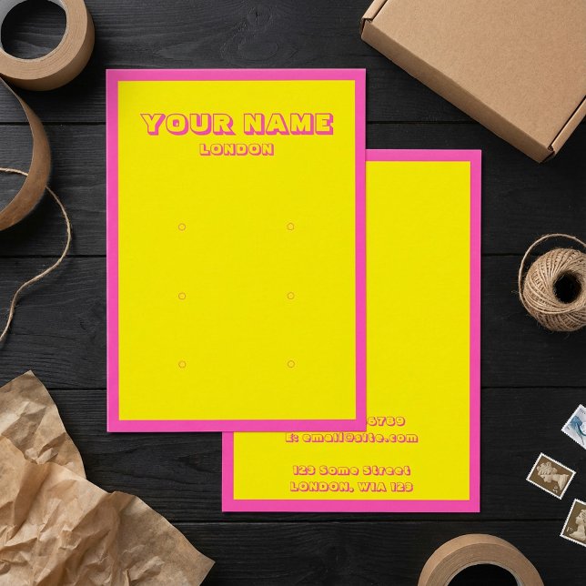 Carte d'affichage d'oreille rose et jaune clair né (Bright neon pink and yellow earring display card.)