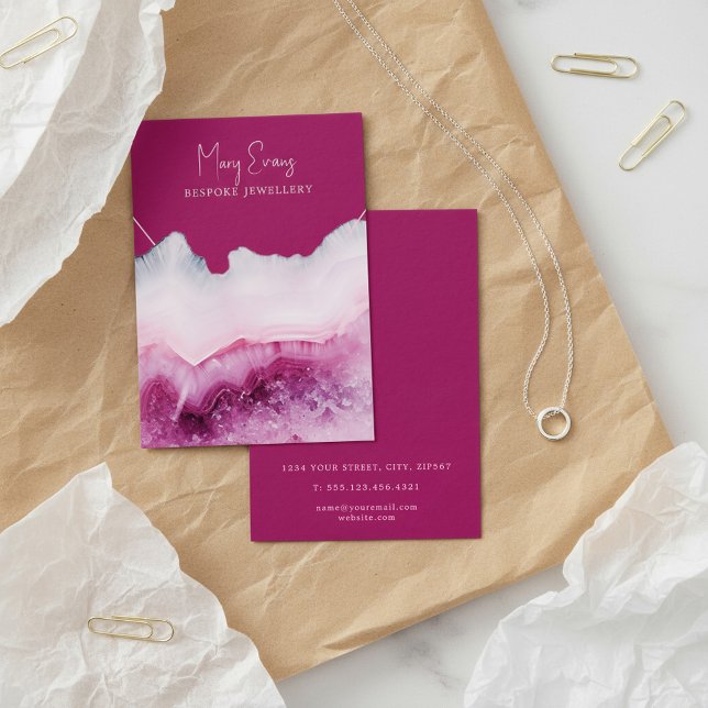 Carte d'affichage du collier d'agate rose profond (Deep pink agate necklace display card.)