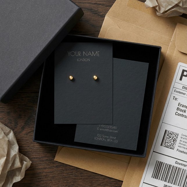 Carte d'affichage simple à oreille noire (Simple dark earring display card.)