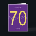 Carte d'anniversaire 70th Purple and Gold<br><div class="desc">Carte personnalisée de 70e anniversaire violet et or pour elle. Les caractéristiques avant du numéro 70 en or avec un joyeux message d'anniversaire contre un arrière - plan violet. Vous pourrez facilement personnaliser l'avant avec son nom, le message d'anniversaire de la carte intérieure et l'arrière avec l'année. Cette carte personnalisée...</div>