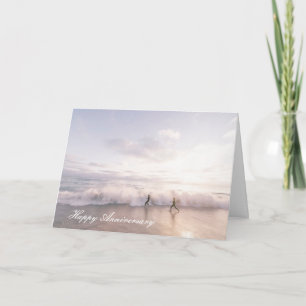 Carte d'anniversaire avec couple courant sur la pl