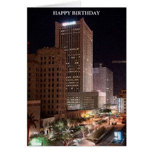 Carte d'anniversaire avec vue nocturne sur la vill