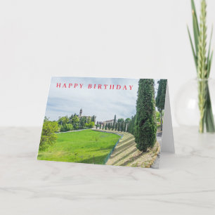Carte d'anniversaire avec vue sur l'église du vill