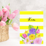 Carte d'anniversaire de l'ami Yellow Stripe et Flo<br><div class="desc">Lumineuse et enjouée,  cette carte vous permet de dire à votre ami ce que vous ressentez à son sujet. Tout le texte peut être customisé pour dire exactement ce que vous voulez. Personnalisez l'avant avec n'importe quel nom.</div>