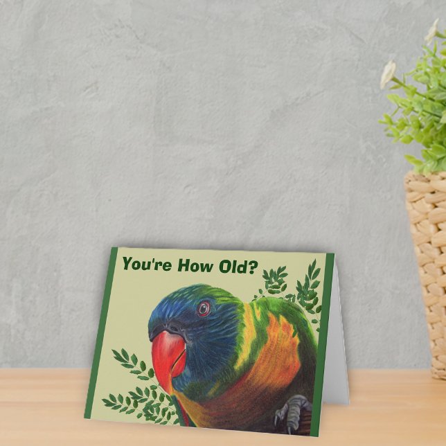 Carte d'anniversaire de perroquet (Bright colourful macaw parrot in green leaves on green Birthday greeting card.)