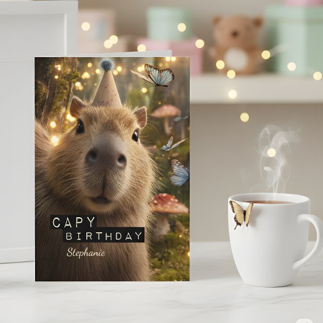Carte d'anniversaire fantaisiste et drôle de capyb (Send the most charming birthday wishes with this whimsical capybara card.)
