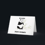 Carte d'anniversaire Panda<br><div class="desc">Un grand Panda mangeant des feuilles de bambou.Changez le nom à l'avant et ajoutez au message intérieur.Le message intérieur demande que le destinataire passe un bon moment,  mange beaucoup de gâteau,  mais les feuilles seul le bambou.</div>