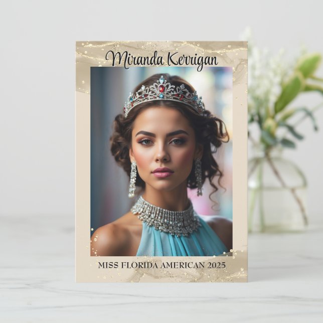 Carte d'autographe de concours de beauté avec desi (Debout devant)