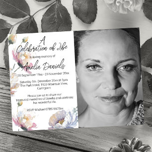 Carte de célébration de vie avec photo florale est