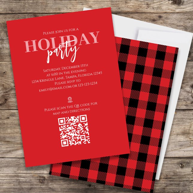 Carte de code QR rustique de vacances de Noël en c (Holiday red and black buffalo check patterned invitation with a QR code and map icon.)