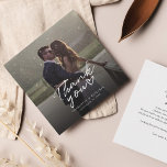 Carte De Correspondance Merci photo du jour de mariage avec lettres à la m<br><div class="desc">Une façon géniale et réfléchie de remercier vos amis,  votre famille et vos collègues qui sont venus pour vous soutenir et vous encourager le jour de votre mariage avec cette photo moderne carte de remerciement avec script écrit "merci" et un coeur d'amour.</div>
