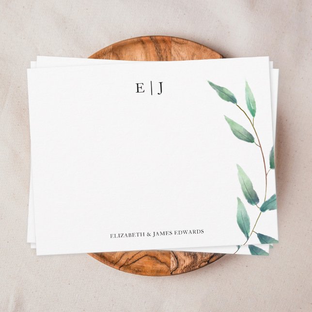 Carte De Correspondance Monogramme de feuilles vertes Initiales de couple  (couple monogram with watercolor green leaves note card on brown plate)