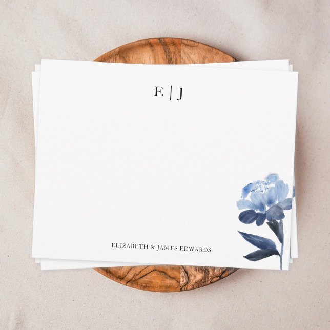 Carte De Correspondance Monogramme floral bleu Deux initiaux Personnalisé (Elegant simple couple monogram with blue watercolor flower note card on brown plate)