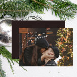 Carte De Correspondance Noël tendance moderne | Photo romantique en couple<br><div class="desc">Partagez la magie de la saison avec vos proches en utilisant cette carte de Noël moderne et branchée avec une photo d'un couple romantique. Parfait pour les salutations de vacances,  ce design élégant allie fête et charme sentimental. ❤️</div>
