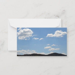 Carte De Correspondance Paysage avec collines vertes, arbres et nuages