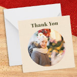 Carte De Correspondance Simple minimaliste photo personnalisée Merci de No<br><div class="desc">Une Carte de remerciements simple et minimaliste à envoyer après avoir reçu un cadeau de Noël. Cliquez sur "Personnaliser" pour télécharger votre propre photo dans le design, et elle apparaîtra dans le cercle sur le devant de la carte couleur crème. L'accueil "Merci" est au-dessus de la photo, dans la typographie...</div>