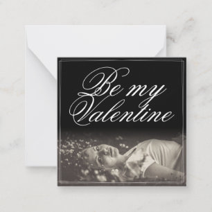 Carte De Correspondance Sois ma Saint-Valentin - jeune femme allongée