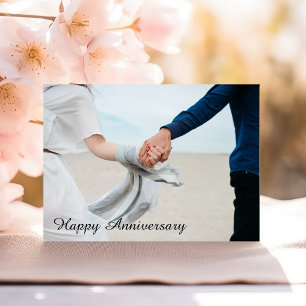 Carte De Correspondance Un couple romantique et joyeux anniversaire tenant