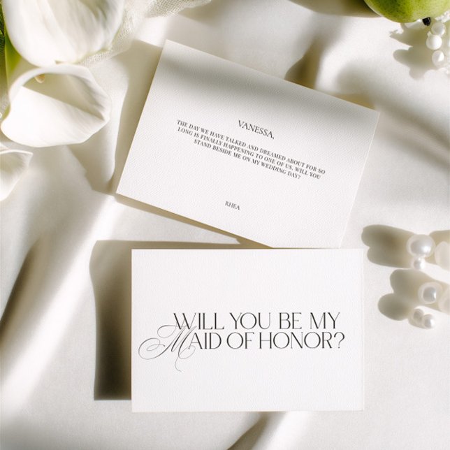 Carte de demande de témoin élégante et moderne en  (Elegant Modern White Maid of Honor Proposal Card)