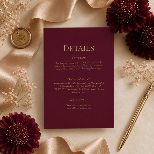 Carte de détails de mariage au monogramme doré de  (Burgundy Gold Monogram Wedding Details Card on ana elegant table with wedding decor & flowers)