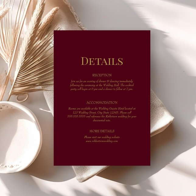 Carte de détails de mariage au monogramme doré de  (Burgundy Monogram Wedding Details Enclosure Card on neutral boho wedding table.)