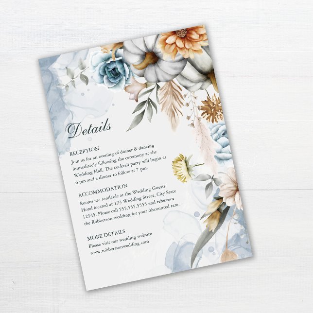 Carte de détails de mariage aux citrouilles avec f (Pumpkins with Wildflowers Wedding Details Card on wooden table.)