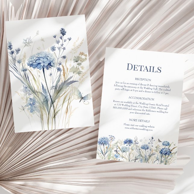Carte de détails de mariage aux fleurs sauvages bl (Blue Wildflowers Wedding Details Enclosure Card on a sunny dry palm leaf.)