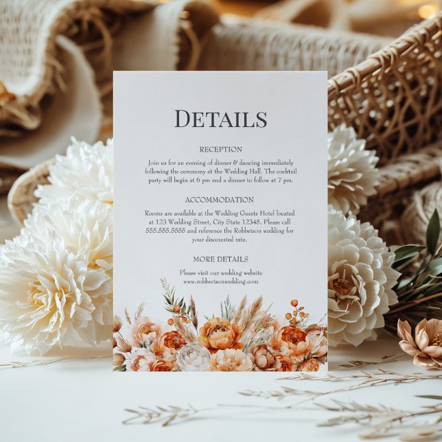 Carte de détails de mariage aux fleurs séchées cor (Coral and Peach Dry Flower Wedding Details Card on a sunny table with a boho flower bouquet.)