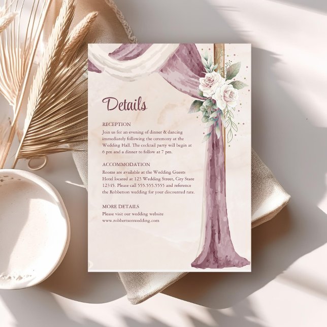 Carte de détails de mariage avec canopy rose viole (Boho Blush Pink Purple Canopy Wedding Details Card on boho wedding table.)
